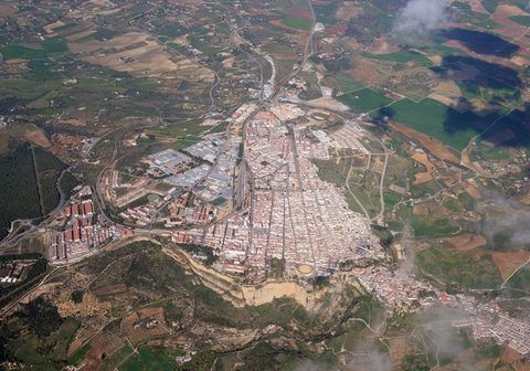 Ronda desde el aire, con la serranía al fondo