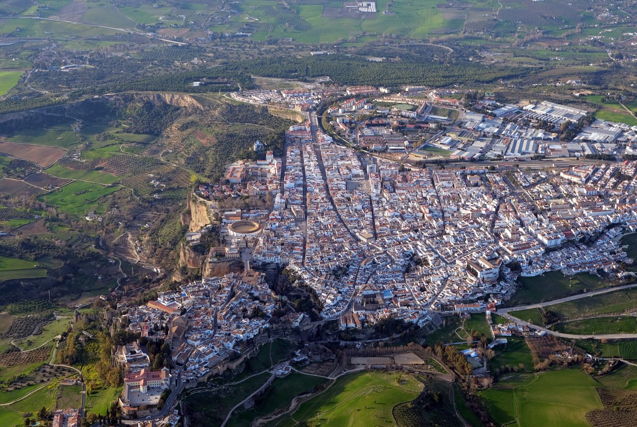 Vista aérea de Ronda: el casco sobre el tajo, la plaza de toros y la Alameda